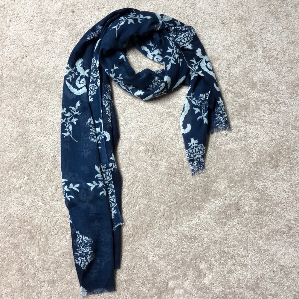 🧣NWOT Blue and white patterned scarf